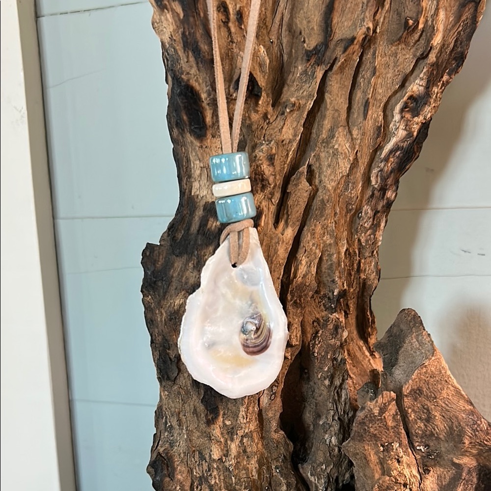 Natural Oyster Shell Pendant Necklace with Blue Beads